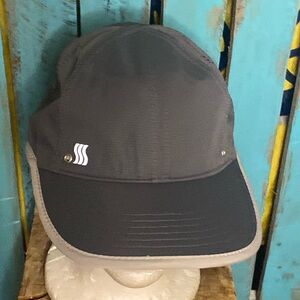Saaka performance hat size 57 cm or 7 1/8 adjustable strap two tone gray